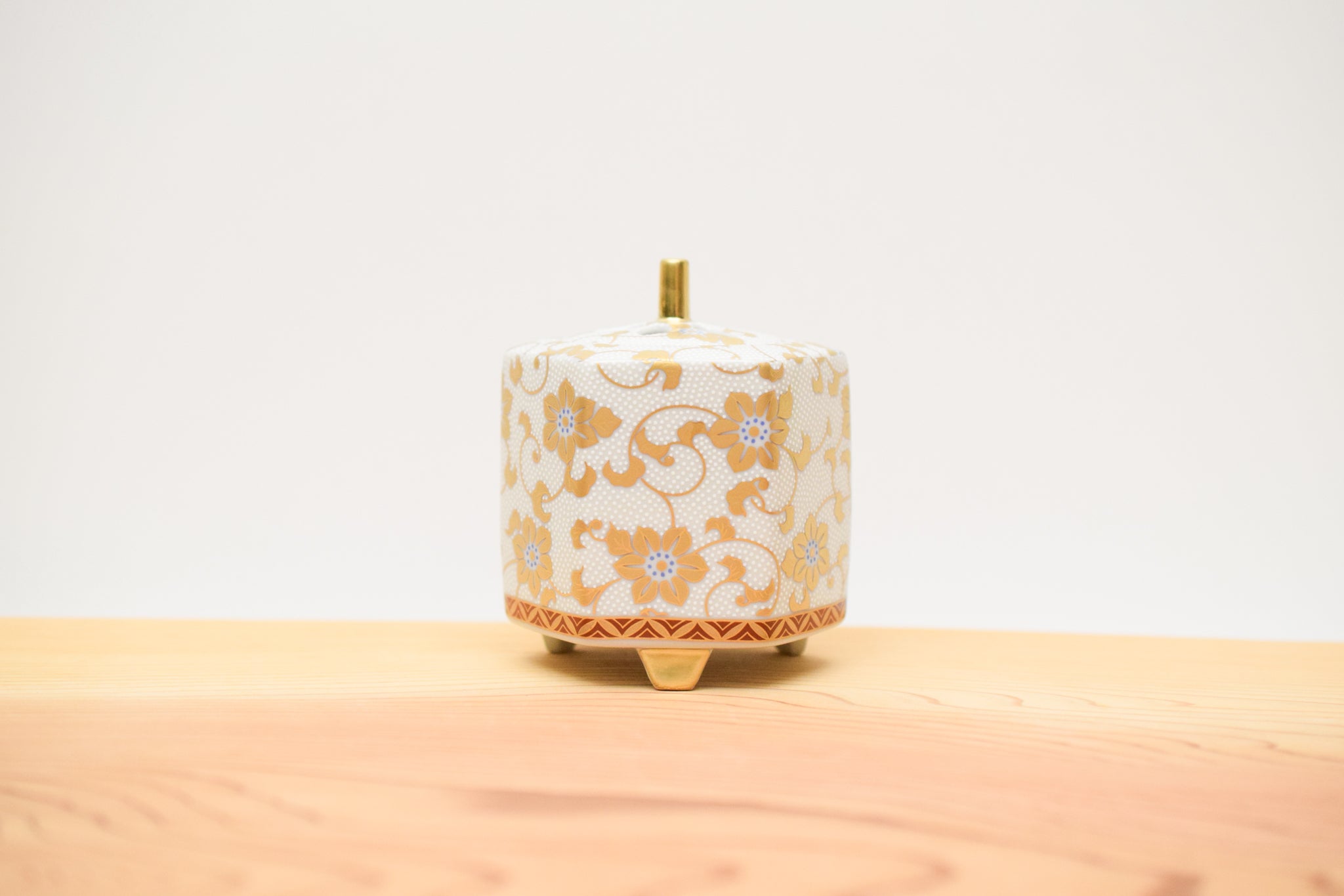 九谷焼白粒鉄仙八角香炉 九谷焼白粒鉄仙八角香炉 九谷焼 二代西田柏翠作 本金