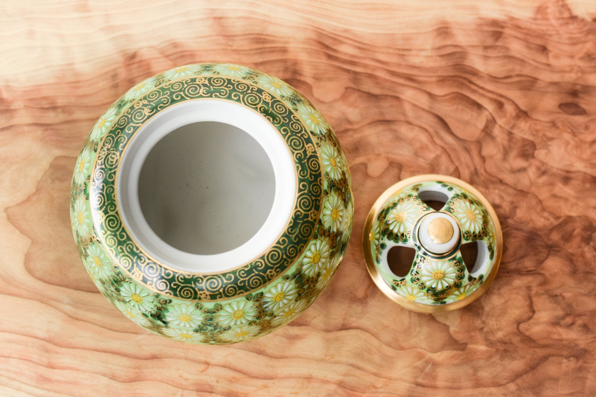 陶芸　手作り陶器　香炉、菊の図柄 陶芸 手作り陶器 香炉、菊の図柄