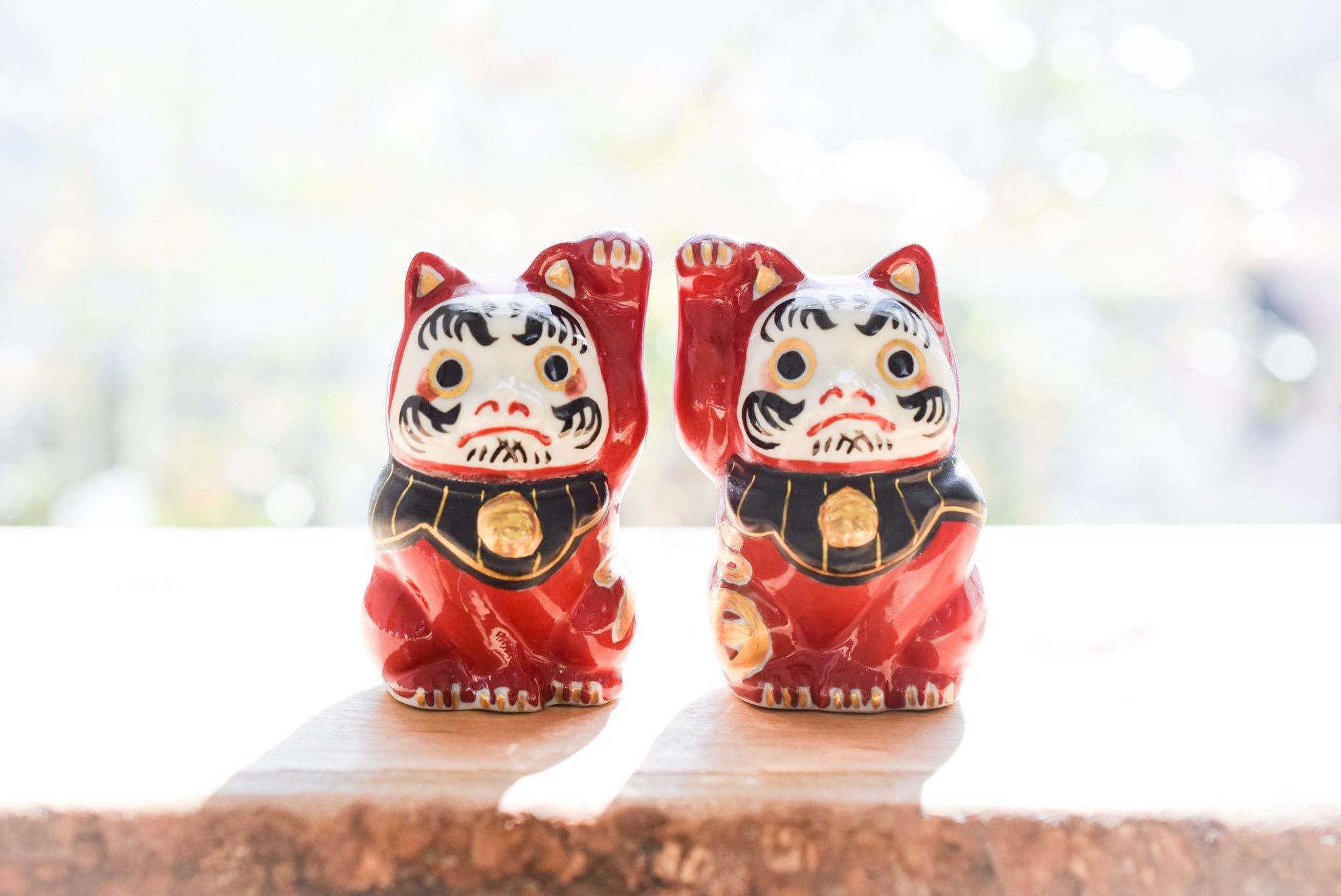 招きだるま猫（右手上げ：金運招福） – Juttoku.